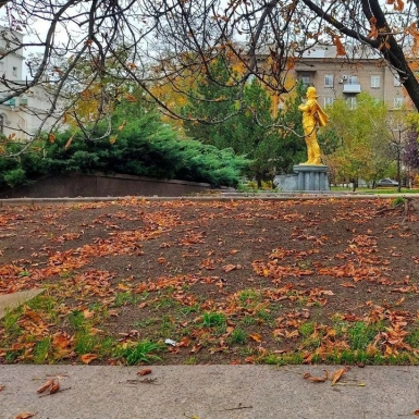 Памятник в осеннем парке