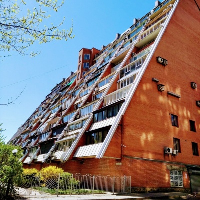 Строение в форме пирамиды