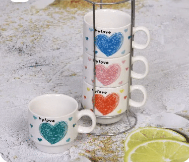 Чашки love на стойке